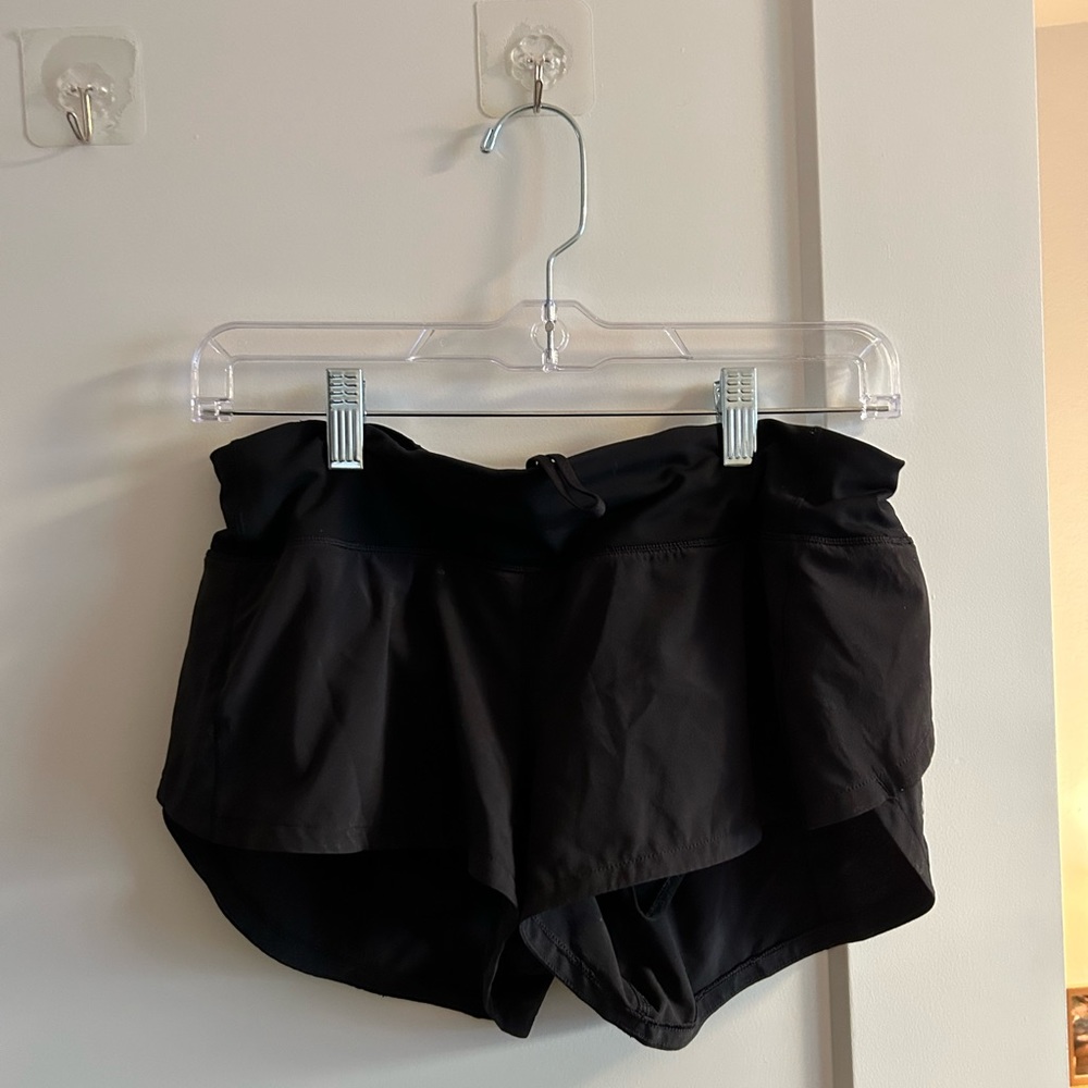 BLACK LULULEMON SHORT SHORTS